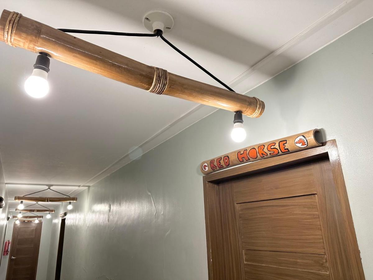 Outpost Hostel - Корон Екстериор снимка