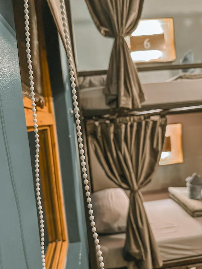 Outpost Hostel - Корон Екстериор снимка
