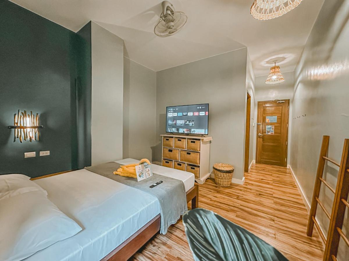 Outpost Hostel - Корон Екстериор снимка