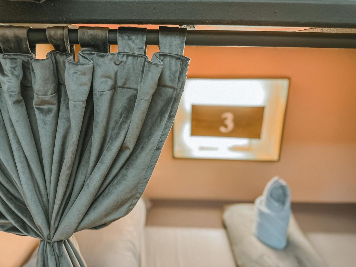 Outpost Hostel - Корон Екстериор снимка