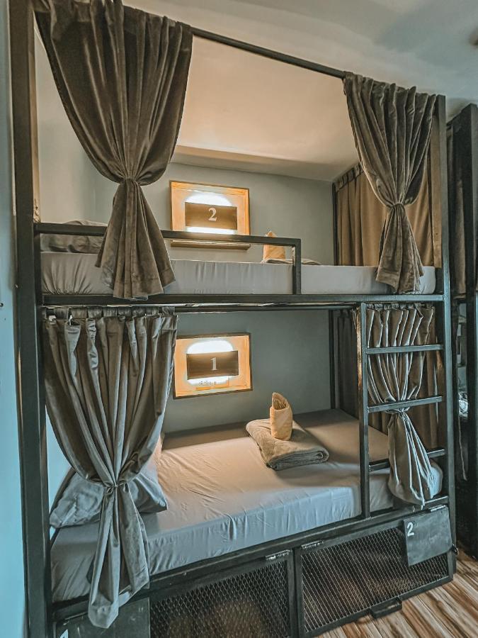 Outpost Hostel - Корон Екстериор снимка