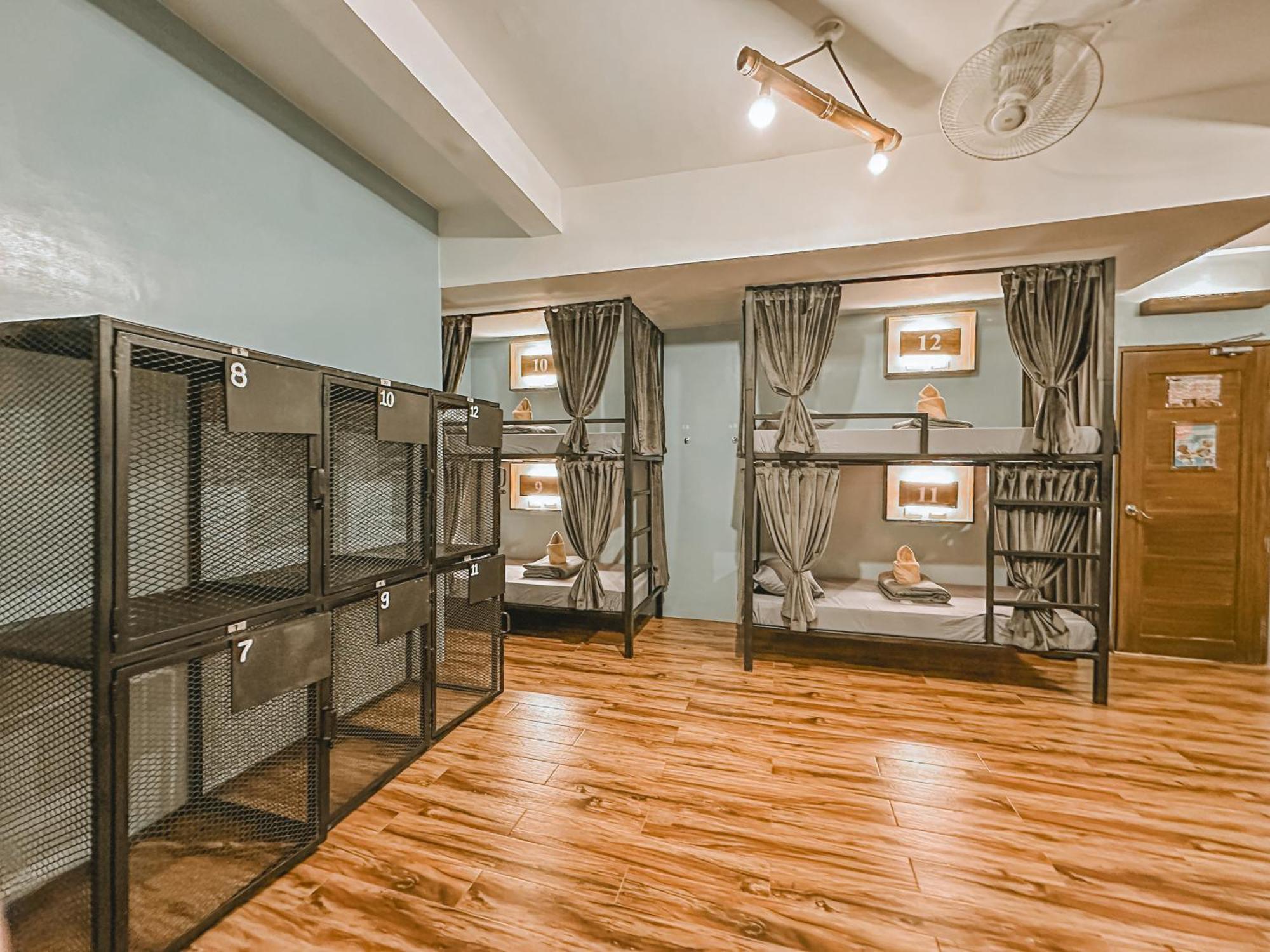 Outpost Hostel - Корон Екстериор снимка