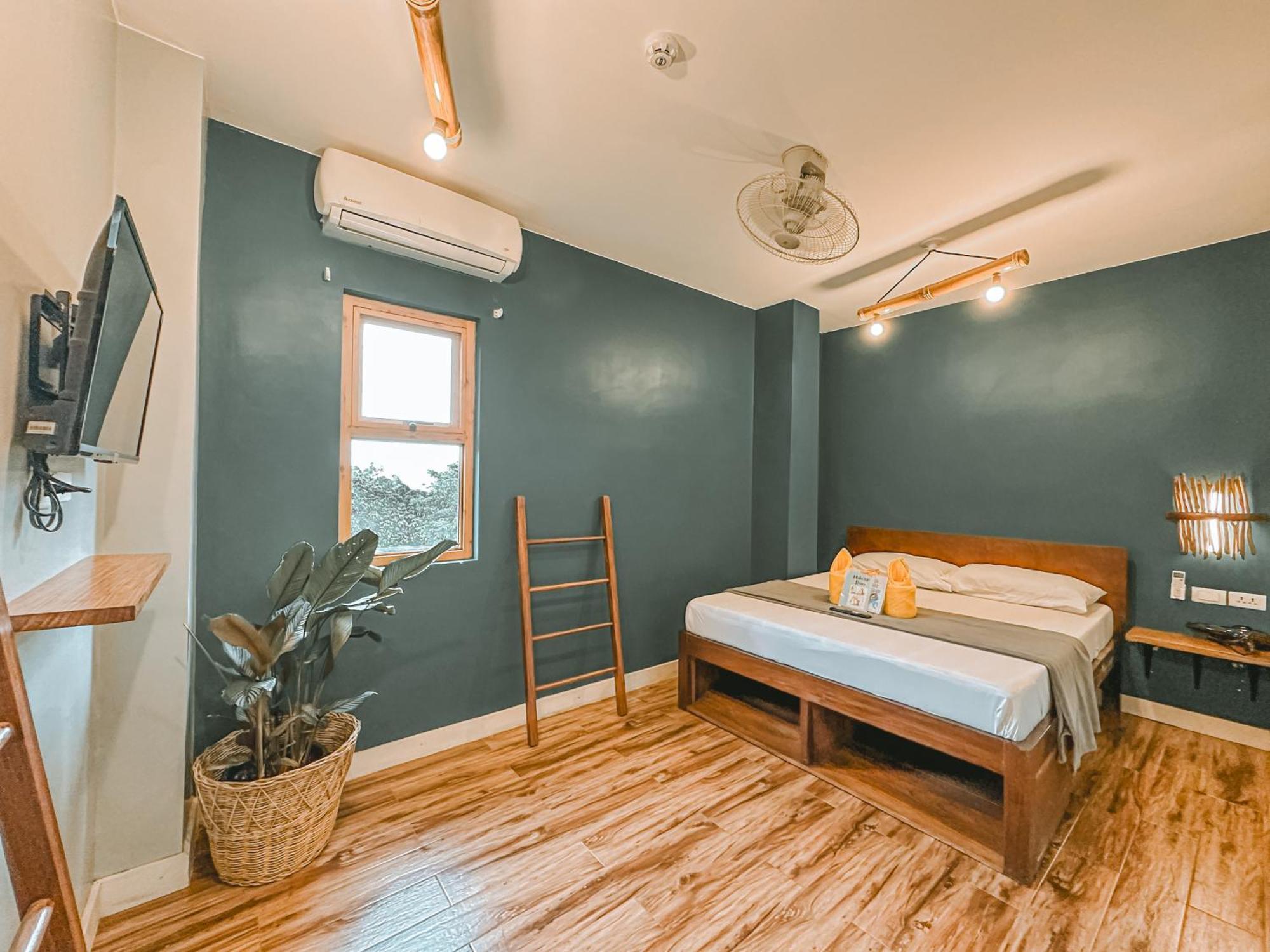 Outpost Hostel - Корон Екстериор снимка